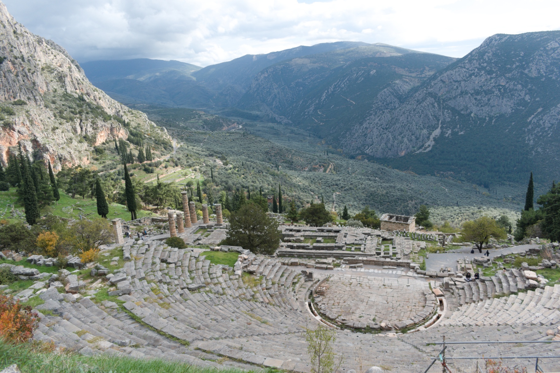 Het antieke theater van Delphi met uitzicht over de olijfvallei