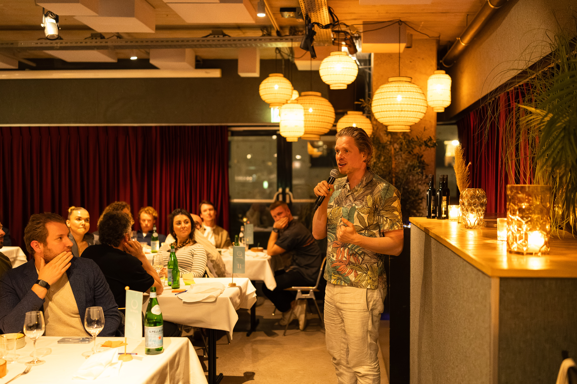 Wouter Glaser spreekt tijdens een Strangers Dinner met ondernemers aan tafel